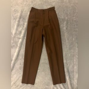 Pleated brown trousers with pockets